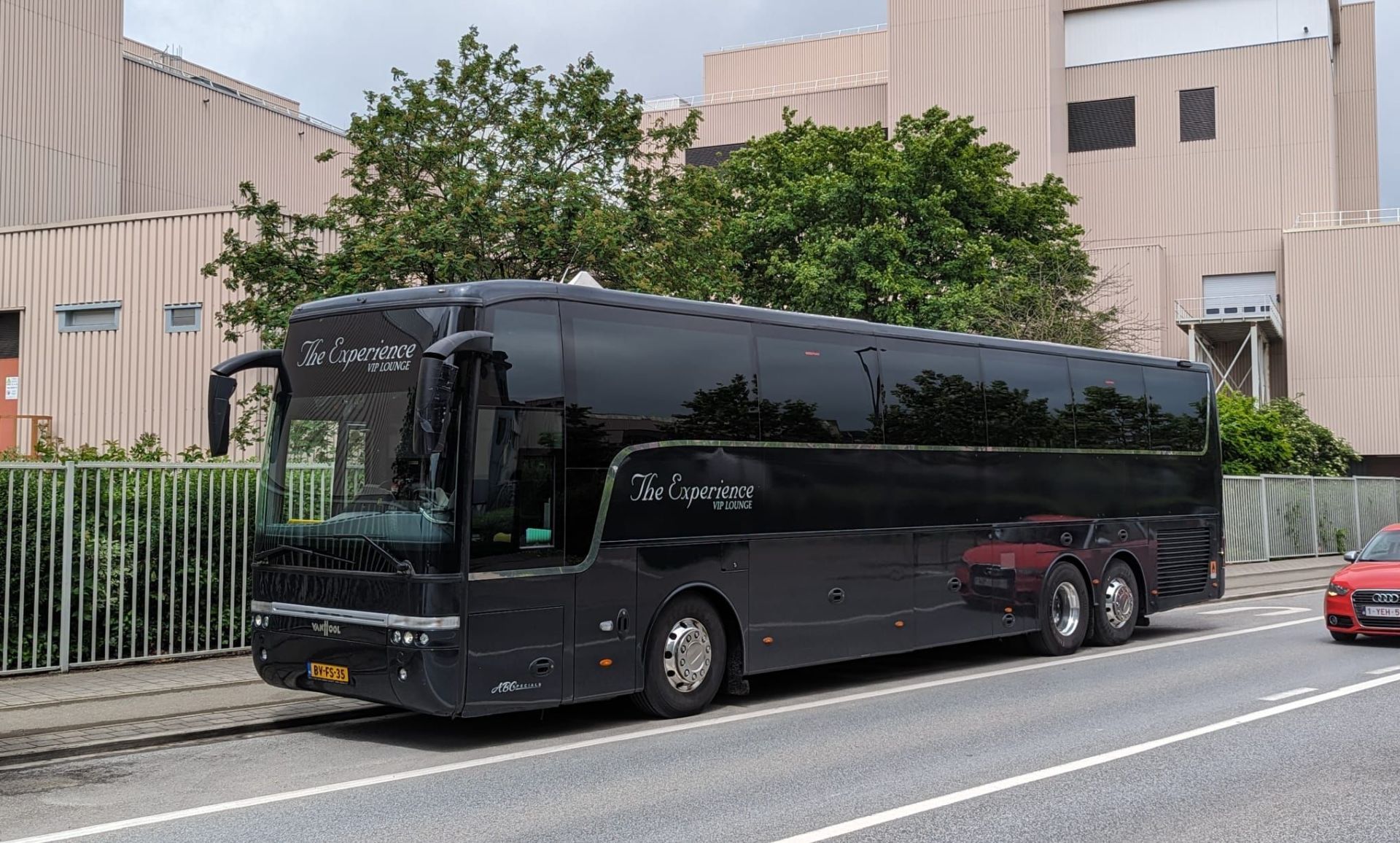 Luxe interieur van The Experience voor VIP-groepsvervoer