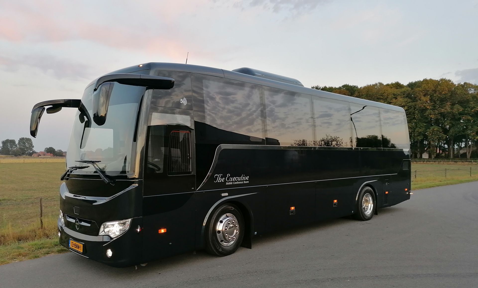 Zakelijke zitopstelling in The Executive VIPbus