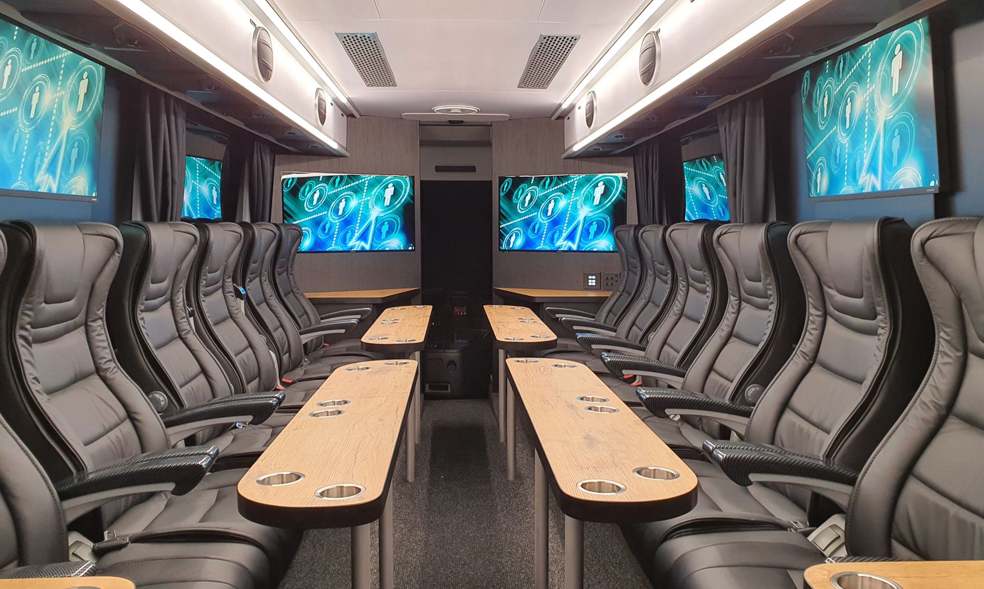 Interieur van The Executive ingericht voor zakelijk groepsvervoer